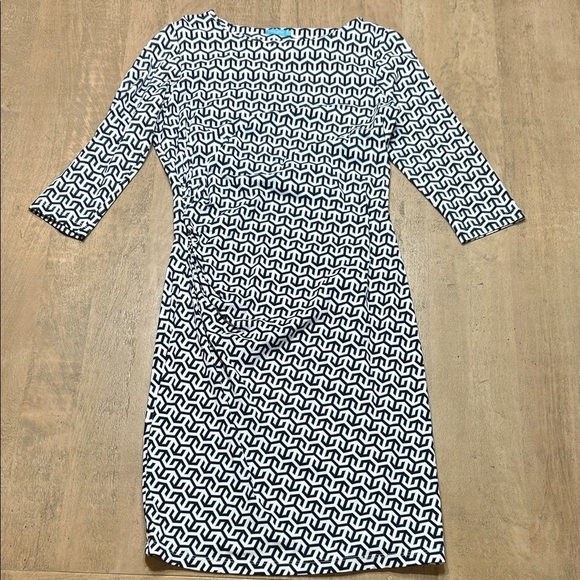 J Mclaughlin Dresses & Skirts - J. McLaughlin Chic Navy and White Geometric Long Sleeve Dress